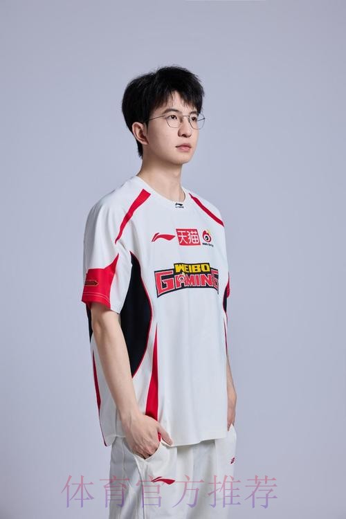 WBG官媒发布2026LPL定妆照part2：拍照记得双手插袋
