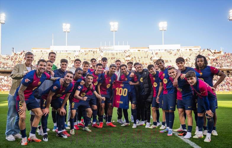 客场4-0大胜皇马 巴萨官方晒出全队更衣室大合影